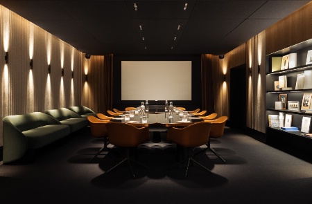 La salle de réunions peut également accueillir des projections privées.