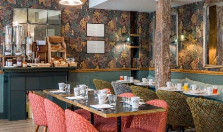 Salle du petit déjeuner de l'hôtel Arthur Rimbaud, dans le Xe arrondissement de Paris.