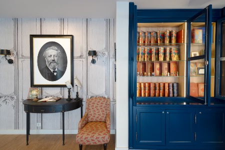 L'hôtel Jules Verne à Biarritz, où toute l'oeuvre de l'écrivain est à disposition.