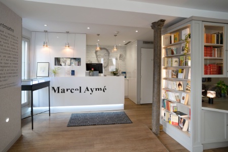 L'hôtel Marcel Aymé, à deux pas de la place éponyme et de la statue du Passe-muraille, à Montmartre.