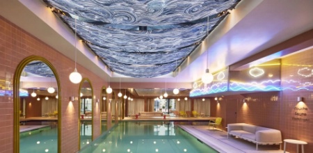 Éclairée par un puits de lumière, la piscine du spa est ouverte aux clients de l'hôtel mais aussi à la clientèle extérieure.