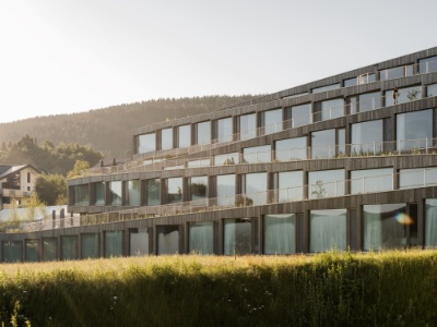 La façade de l'Hôtel des Horlogers est un zigzag de béton et de verre.