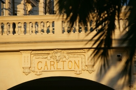 Détail d'un porche du Carlton.