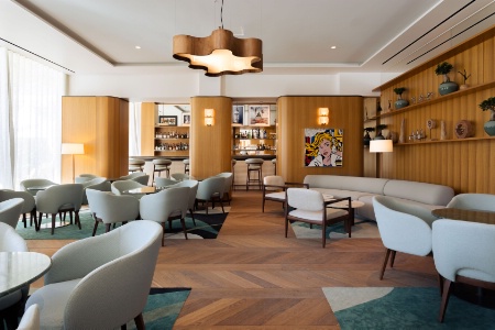 Le bar du Mondrian Cannes.