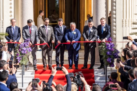 Giuseppe Vincelli (DG du Carlton de Cannes), David Lisnard (maire de Cannes), Sheikh Ali Bin Jassim Al-Thani (ambassadeur du Qatar en France), et Tom Rowntree (VP d'IHG).