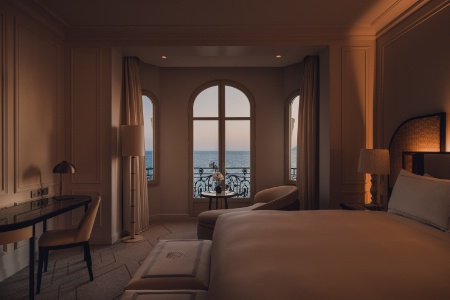 Fermé depuis deux ans pour travaux, l'hôtel Carlton de Cannes a rouvert ses port