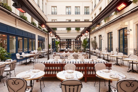 La cour du restaurant La Chambre bleue, à la Maison Delano Paris.