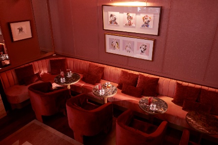 Tonalités évoquant le cuir, le tabac, la terracotta et le cuivre, au Delano Bar.