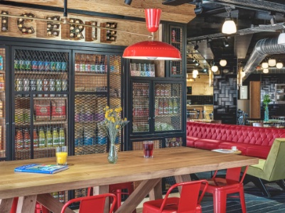 Une épicerie et cave à vins complètent l'offre de produits locaux.