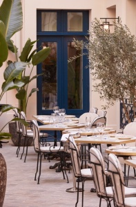 La cour du restaurant La Chambre bleue, Maison Delano Paris.