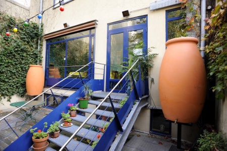 Le Solar Hôtel a installé trois récupérateurs d'eau de pluie pour alimenter les WC collectifs. Le Solar Hôtel a installé trois récupérateurs d'eau de pluie pour alimenter les WC collectifs.