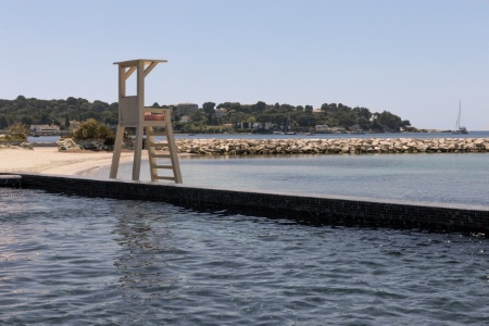 La piscine .à débordement du Cap d'Antibes Beach Hotel