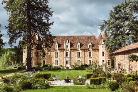 Le chateau du XIIIe sicle du Domaine des tangs.