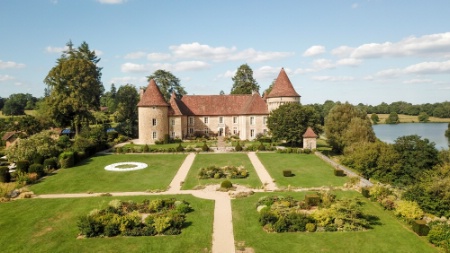 Le chateau du XIIIe siècle du Domaine des étangs.