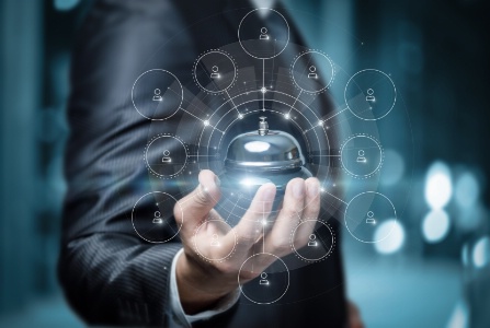 Le fait d'automatiser les tâches répétitives présente l'avantage de libérer du temps pour les employés, leur permettant d'offrir des expériences sur mesure aux clients.