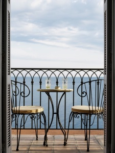 Vue sur la Méditerranée depuis la terrasse d'une chambre de l'hôtel La Pérouse, à Nice
