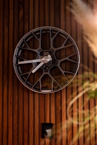 Une décoration fait de multiples clins d'oeil à Porsche.