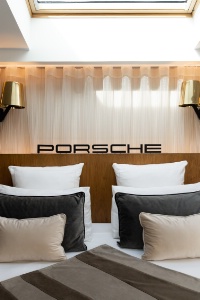La suite Porsche, décorée aux couleurs du constructeur.