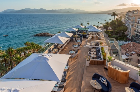 Le bar et restaurant Maréa, niché au septième étage du Canopy by Hilton Cannes.