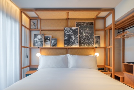 Une chambre standard avec balcon du Canopy by Hilton Cannes.