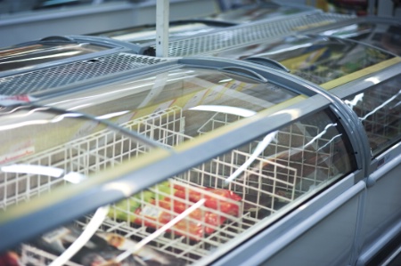 Stocker le plus rapidement possible (moins de 15 minutes si possible), en commençant par les produits les plus fragiles : surgelés puis produits frais (poisson, viande…) puis fruits et légumes. Terminer par les produits secs. Stocker le plus rapidement possible (moins de 15 minutes si possible), en commençant par les produits les plus fragiles : surgelés puis produits frais (poisson, viande…) puis fruits et légumes. Terminer par les produits secs.
