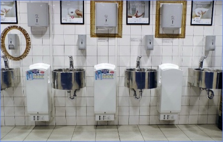 Pour les besoins de l'étude, quatre sanitaires publics (deux pour les hommes et deux pour les femmes) ont été équipés d'essuie-mains en papier et de sèche-mains à air pulsé, placés l'un au-dessus de l'autre. Pour les besoins de l'étude, quatre sanitaires publics (deux pour les hommes et deux pour les femmes) ont été équipés d'essuie-mains en papier et de sèche-mains à air pulsé, placés l'un au-dessus de l'autre.