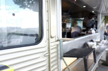 Comme pour tous les restaurants, une formation spécifique en hygiène de 14 heures doit être suivie par au moins une personne travaillant dans le Food-truck. Comme pour tous les restaurants, une formation spécifique en hygiène de 14 heures doit être suivie par au moins une personne travaillant dans le Food-truck.