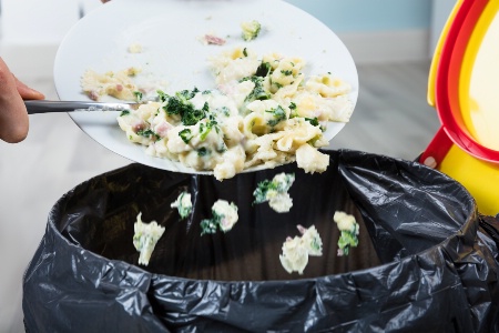 Sensibiliser le personnel quant à la préparation des plats et la réutilisation des restes ou des parties des aliments habituellement jetées (potage avec les fanes de radis ou de carottes, amuse-bouches, pain perdu etc.) est l'une des pistes pour diminuer le gaspillage alimentaire. Sensibiliser le personnel quant à la préparation des plats et la réutilisation des restes ou des parties des aliments habituellement jetées (potage avec les fanes de radis ou de carottes, amuse-bouches, pain perdu etc.) est l'une des pistes pour diminuer le gaspillage alimentaire.