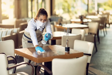 Tables et chaises doivent également être nettoyées et désinfectées entre chaque client ou groupe de clients (lingettes ou spray et lavette). Tables et chaises doivent également être nettoyées et désinfectées entre chaque client ou groupe de clients (lingettes ou spray et lavette).