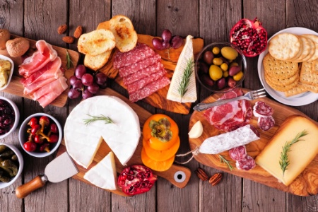 Charcuteries et fromages au lait cru peuvent être contaminés par la listeria. Charcuteries et fromages au lait cru peuvent être contaminés par la listeria.