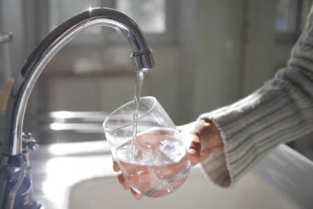 L'Anses révèle des taux importants de résidus de métabolite du chlorothalonil dans un tiers des eaux testées. L'Anses révèle des taux importants de résidus de métabolite du chlorothalonil dans un tiers des eaux testées.