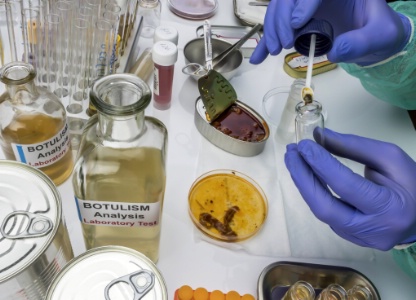 Le bacille du botulisme est un poison extrêmement violent, souvent mortel. Le bacille du botulisme est un poison extrêmement violent, souvent mortel.