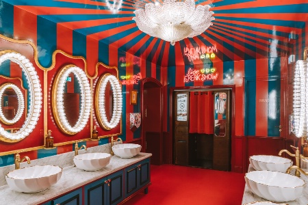 Les toilettes du restaurant Splendido (groupe Big Mamma) à Marseille ont pour thème... le cirque !