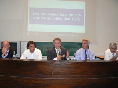 Jean Claude Bouchard avocat associé cabinet Taj et spécialiste TVA entouré de Didier Chenet président et Bernard Lars vice président du Synhorcat et de Eric helen Louis président de l'Association des traiteurs de France Jean Claude Bouchard avocat associé cabinet Taj et spécialiste TVA entouré de Didier Chenet président et Bernard Lars vice président du Synhorcat et de Eric helen Louis président de l'Association des traiteurs de France