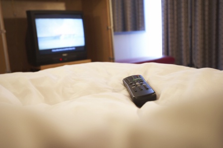Un hôtel qui souhaite équiper ses chambres de télévision doit impérativement en informer la délégation de la Sacem dont il dépend.