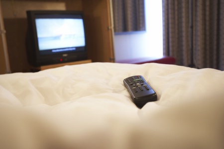 Un hôtel qui souhaite équiper ses chambres de télévision doit impérativement en informer la délégation de la Sacem dont il dépend. Un hôtel qui souhaite équiper ses chambres de télévision doit impérativement en informer la délégation de la Sacem dont il dépend.