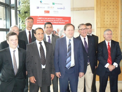 Hervé Novelli, secrétaire d’État aux Petites et Moyennes Entreprises, et Jean-Jacques Descamp, président du conseil d’administration de l’ANCV, entourés des représentants des 7 entreprises signataires du partenariat.