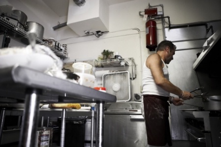 Toute infraction aux interdictions de travail dissimulé est passible d’une peine de 3 ans d’emprisonnement et d’une amende de 45 000 € pour les personnes physiques et 225 000 € pour les personnes morales. Toute infraction aux interdictions de travail dissimulé est passible d’une peine de 3 ans d’emprisonnement et d’une amende de 45 000 € pour les personnes physiques et 225 000 € pour les personnes morales.