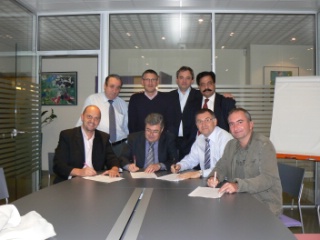 Denis Raguet (FO), Didier Chastrusse (CFE/CGC), Michel Jean-Pierre (CFTC) et Stéphane Fustec (CGT) signat eux aussi l'accord de la mutulle de branche