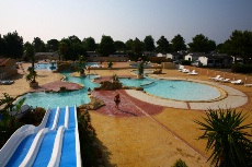 En tant que responsable de l'établissement, vous devez aussi procéder régulièrement à des opérations d'autocontrôle sur la qualité de l'eau. Ici, une piscine de camping réalisée par la société Diffazur.