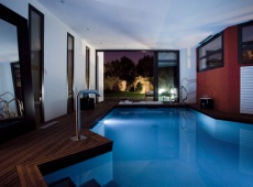 Une piscine intérieure pour profiter d'un espace de baignade en toute intimité tout au long de l'année... Un projet conçu pour les résidents des Arbres rouges, une maison d'hôte de prestige à quelques minutes de Nantes. Réalisation Carré bleu Soleil bleu (Nantes).