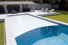 Réalisation Carré Bleu BB Jardin (Villefranche-sur-Saône) Architecte : Dovy Elmalan Un vaste espace pour ce couloir de nage de 15 x 4 m, avec le mur du fond arrondi pour épouser le bassin d'agrément en prolongement. Revêtue d'une membrane armée grise, la piscine est traitée par un électrolyseur au sel, chauffée par une pompe à chaleur et équipée d'une couverture de sécurité.
