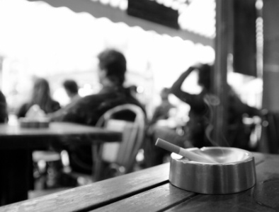 La cour d'appel de Paris a considéré que les 5 établissements incriminés - dont les terrasses étaient dotées de bâches plastiques - ne constituaient pas des lieux où il était interdit de fumer. La cour d'appel de Paris a considéré que les 5 établissements incriminés - dont les terrasses étaient dotées de bâches plastiques - ne constituaient pas des lieux où il était interdit de fumer.