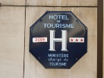 Le panonceau bleu disparaît des façades d'hôtel