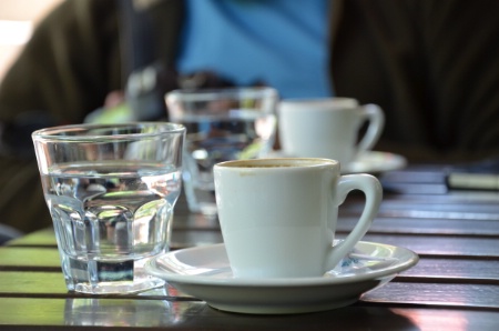 Si vous décidez de commercialiser le verre d'eau du robinet, vous avez le devoir d'en informer la clientèle sur tous vos affichages et documents commerciaux. Si vous décidez de commercialiser le verre d'eau du robinet, vous avez le devoir d'en informer la clientèle sur tous vos affichages et documents commerciaux.