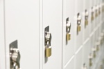 Quelles sont les caractéristiques du vestiaire pour le personnel ?
