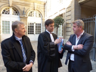 De gauche à droite : Michel Raymond (Au cadet de Gascogne), maître Philippe Meilhac et Henri Boulard (propriétaire de la Mère Catherine et de la Crémallière), le 12 mars devant le tribunal administratif de Paris.