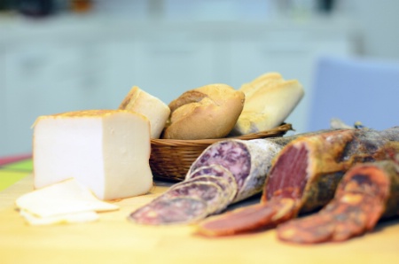 Charcuterie, fromages et pain figurent dans la liste des produits qui ne sont pas soumis à la mention fait maison.