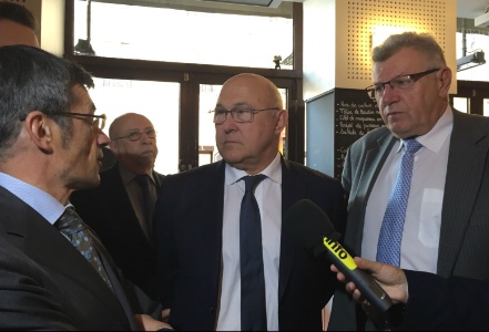 Michel Sapin (2e en partant de la gauche), ministre de l'Économie et des Finances, et Christian Eckert (à droite), secrétaire d'État au Budget, ont présenté les mesures pour lutter contre les logiciels de caisse frauduleux, le 1er octobre à Paris. Michel Sapin (2e en partant de la gauche), ministre de l'Économie et des Finances, et Christian Eckert (à droite), secrétaire d'État au Budget, ont présenté les mesures pour lutter contre les logiciels de caisse frauduleux, le 1er octobre à Paris.