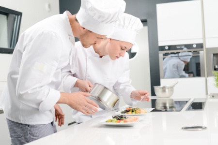 L'employeur qui accueille un stagiaire a l'obligation de lui verser une gratification minimale pour un stage de plus de deux mois, consécutifs ou non, au cours d'une même année scolaire ou universitaire. L'employeur qui accueille un stagiaire a l'obligation de lui verser une gratification minimale pour un stage de plus de deux mois, consécutifs ou non, au cours d'une même année scolaire ou universitaire.